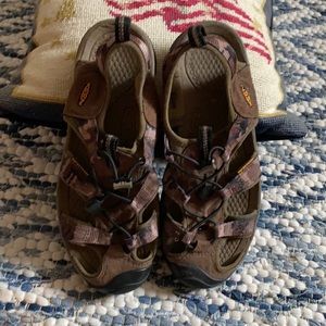 Great condition camo color Keen